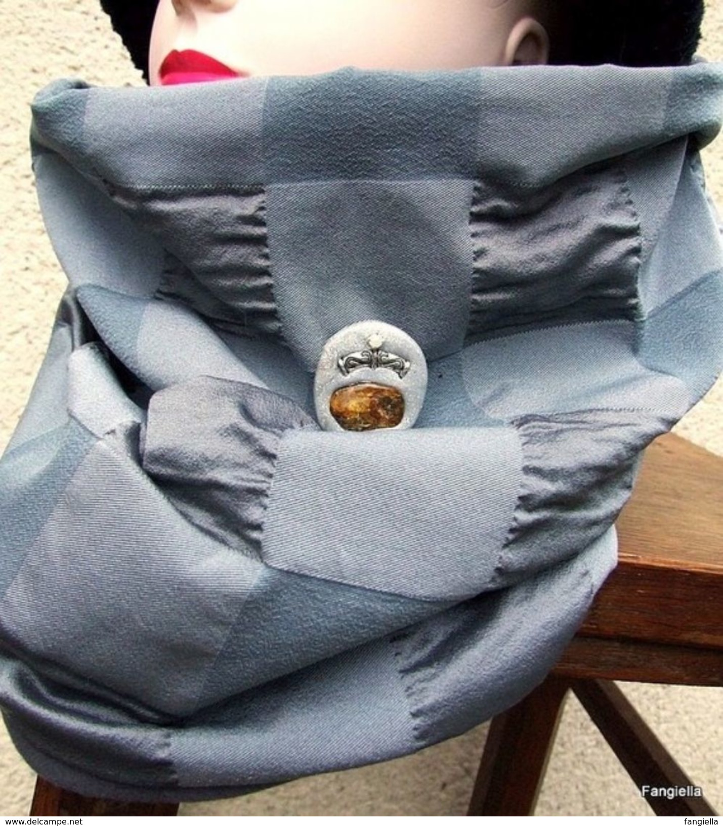 Snood Tour De Cou Gris Tissu Haute Couture Et Sa Broche Autour D'une Belle Pièce D'Ambre De La Baltique  Doublé D'une Ch - Autres & Non Classés