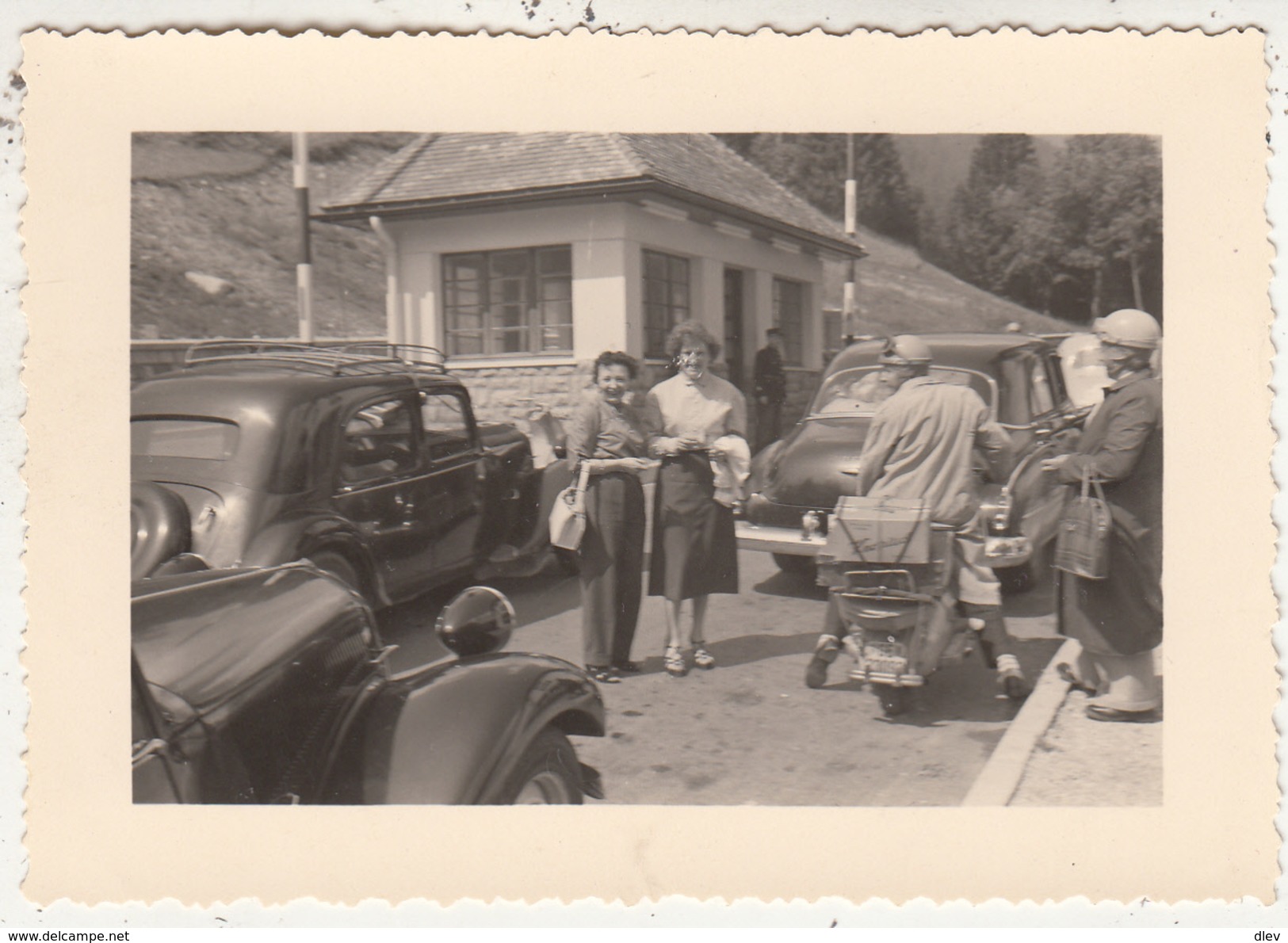 Passage En Douane - Oldtimers - Moto - à Situer - Photo Originale Format 7 X 10.5 Cm - Lieux