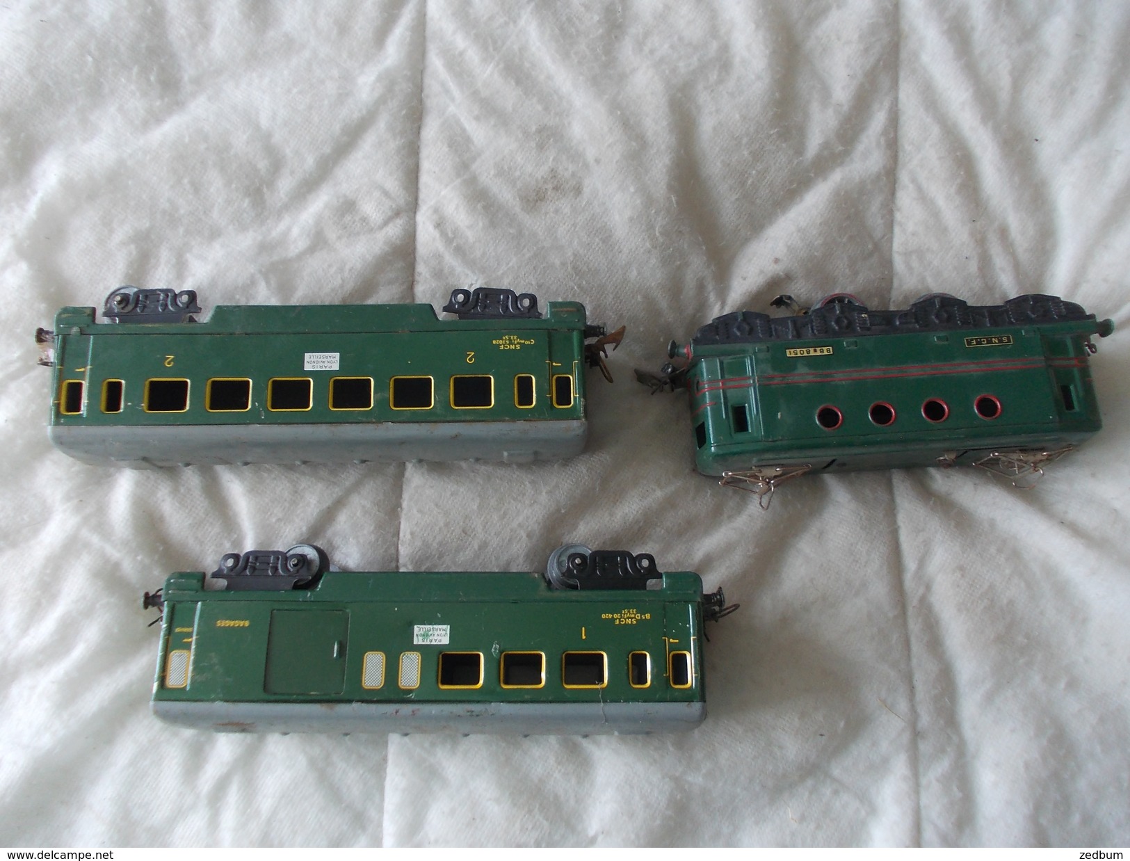 HORNBY MECCANO Lot de 2 wagons voyageurs 1 locomotive BB 8051 et de plus de 35 rails (droits, courbes et aiguillages)