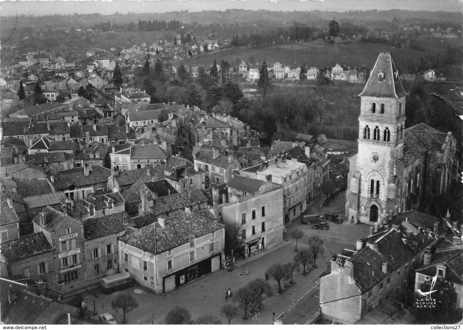 24-THIVIERS- L'EGLISE ET PLACE FOCH, VUE DU CIEL - Thiviers