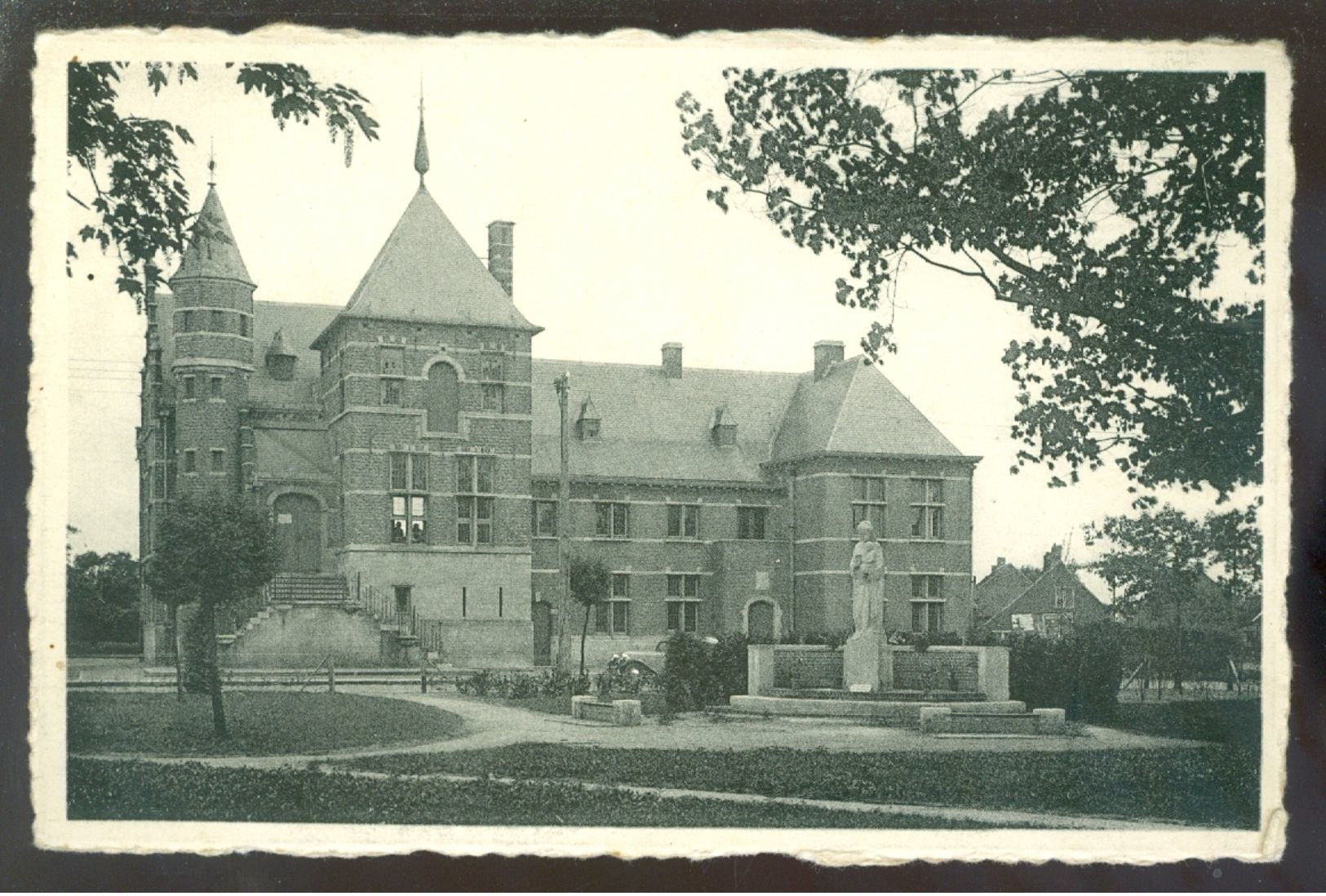 Oud - Turnhout   :   Gemeentehuis En Monument - Oud-Turnhout