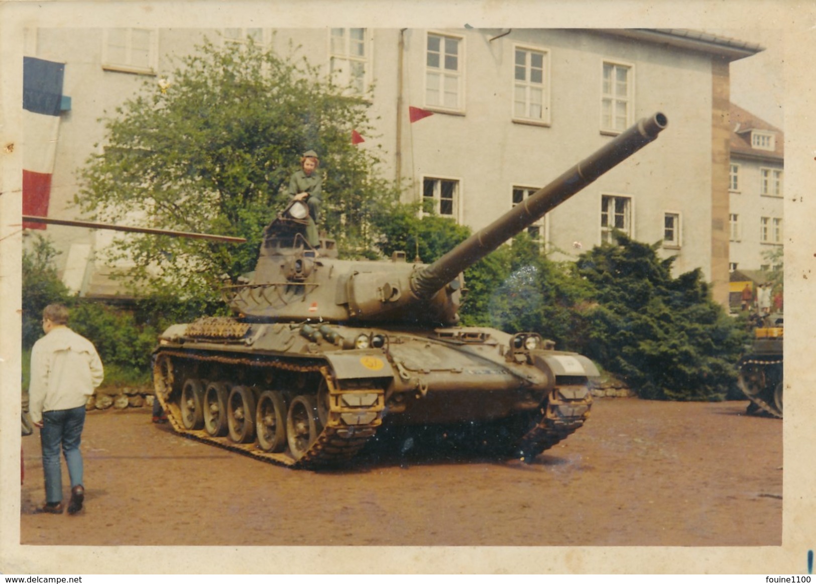 Petite Photo Au Format De 10,5 X 7,5 Cm D' Un Tank ( Char De Combat ) à Identifier à Localiser ( Recto Verso ) - Guerre, Militaire