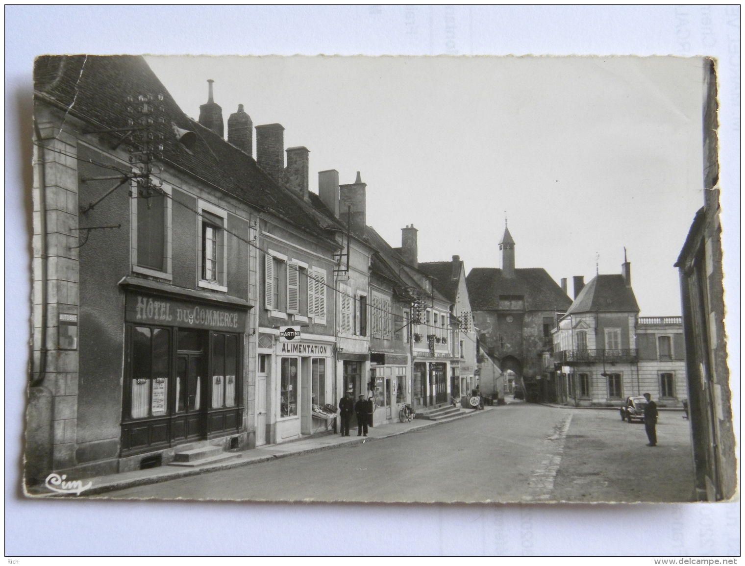 CPSM (03) Allier  - AINAY Le CHATEAU - Place Du Faubourg - Autres & Non Classés