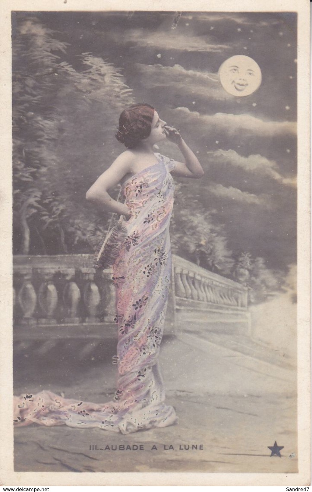 CPA FANTAISIES.  Aubade à La Lune. Jolie Femme En Robe Longue Regardant La Lune Et Banjo En Bandoulière. ..G045 - Frauen