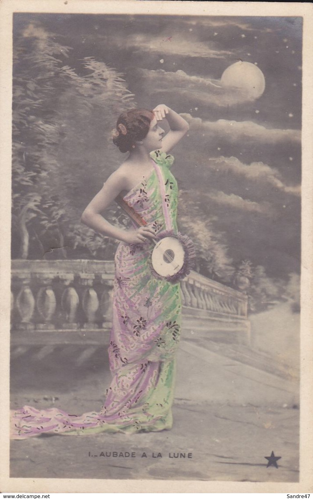 CPA FANTAISIES.  Aubade à La Lune. Jolie Femme En Robe Longue Et Banjo Regardant La Lune  . ..G047 - Donne