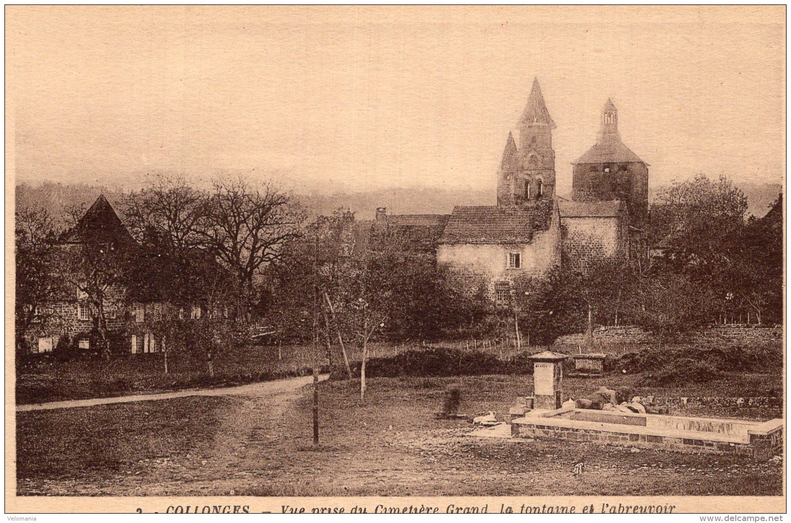 V11307 Cpa 19 Collonges - Vue Prise Du Cimetière Grand, La Fontaine Et L'abruvoir - Autres & Non Classés