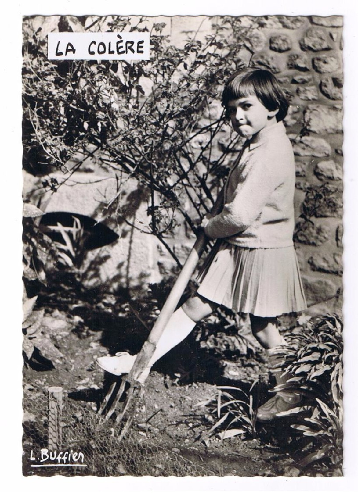 Cp N°  44  De  Louis  Buffier  -  La Colère  -  Enfant - Jardinage - Fotografie