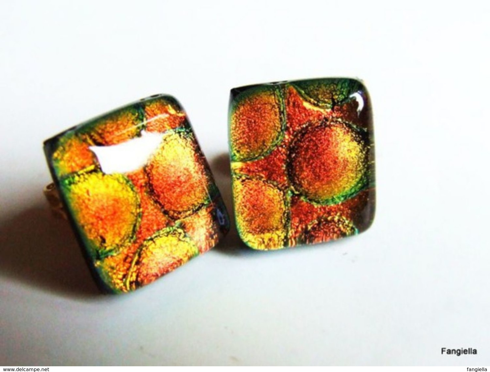 Boucles D'oreilles Puces Oranges En Verre Artisanal Dichroic Sur Support Doré  Des Petites Merveilles Réalisées Par Une - Aretes