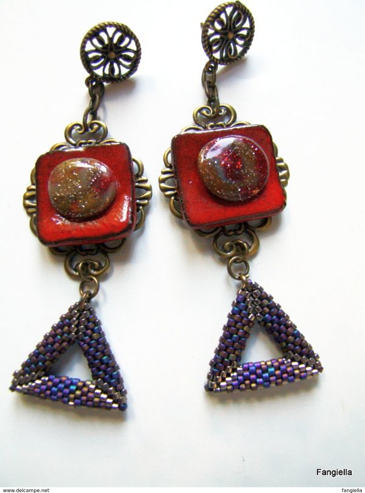 Boucles D'oreilles Céramique Rouge Artisanale Sur Estampe Bronze Triangle Tissé En Perles Miyuki Delicas  Un Mariage Exc - Oorringen