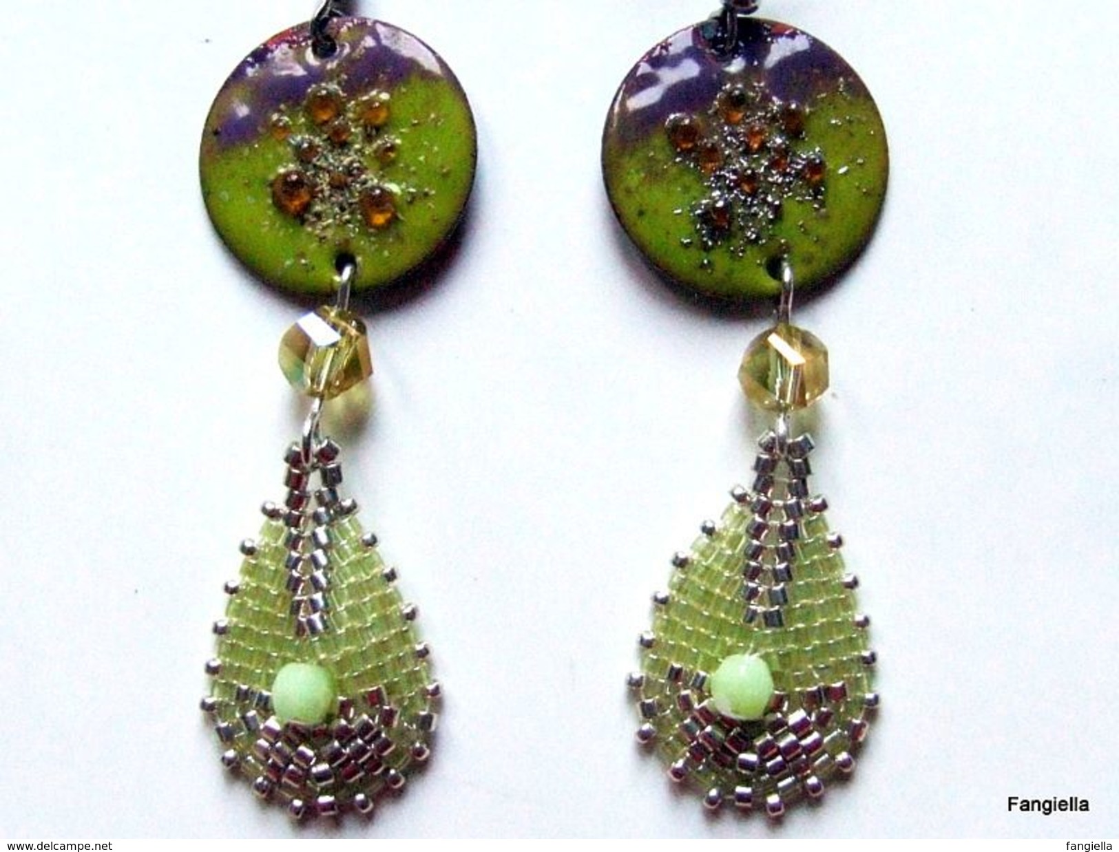 Boucles D'oreilles émaux Sur Cuivre Vert Violet Et Goutte Tissée En Miyuki Delicas  Des Merveilles Réalisées Par Deux Ar - Oorringen