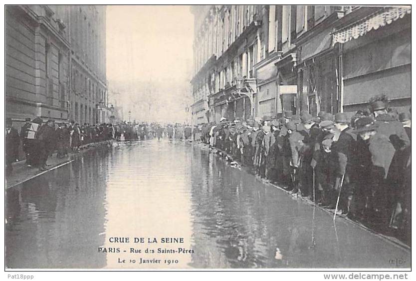 75 - PARIS Inondations De 1910  ( Crue De La Seine ) :  Rue Des Saints Pères - CPA - De Overstroming Van 1910