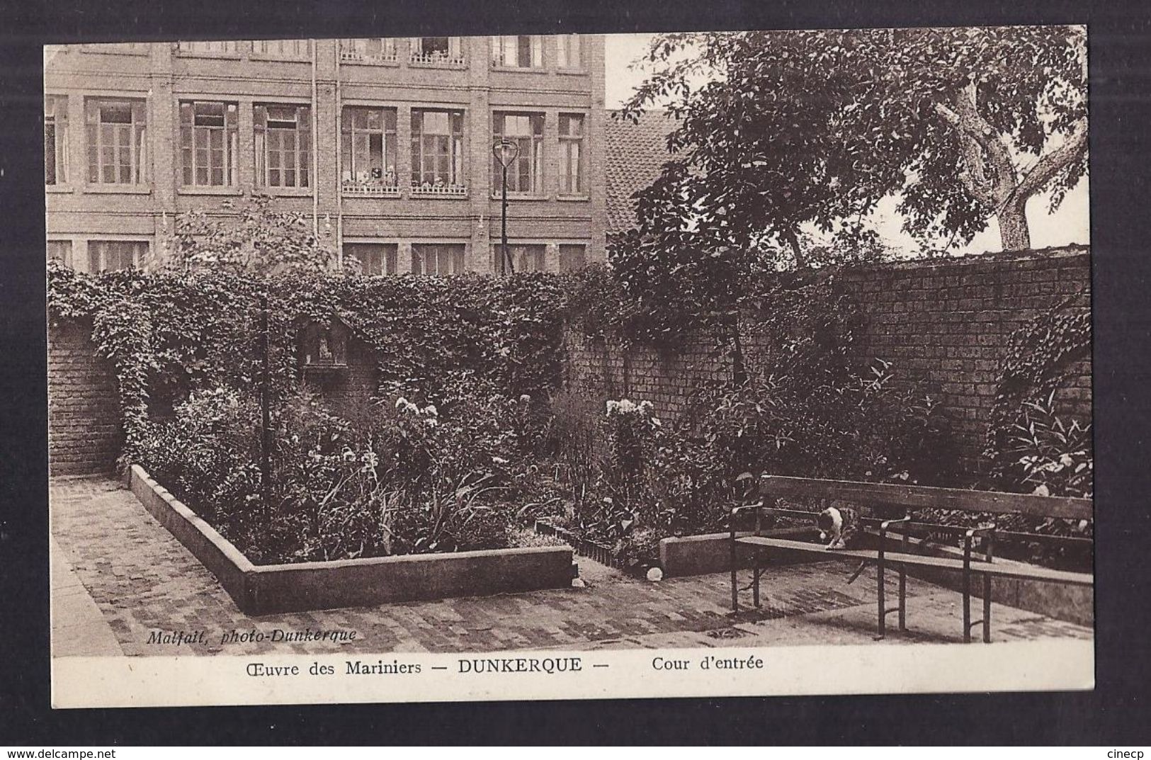 CPA 59 - DUNKERQUE - Oeuvre Des Mariniers - Cour D'entrée TB PLAN Façade Etablissement - Dunkerque