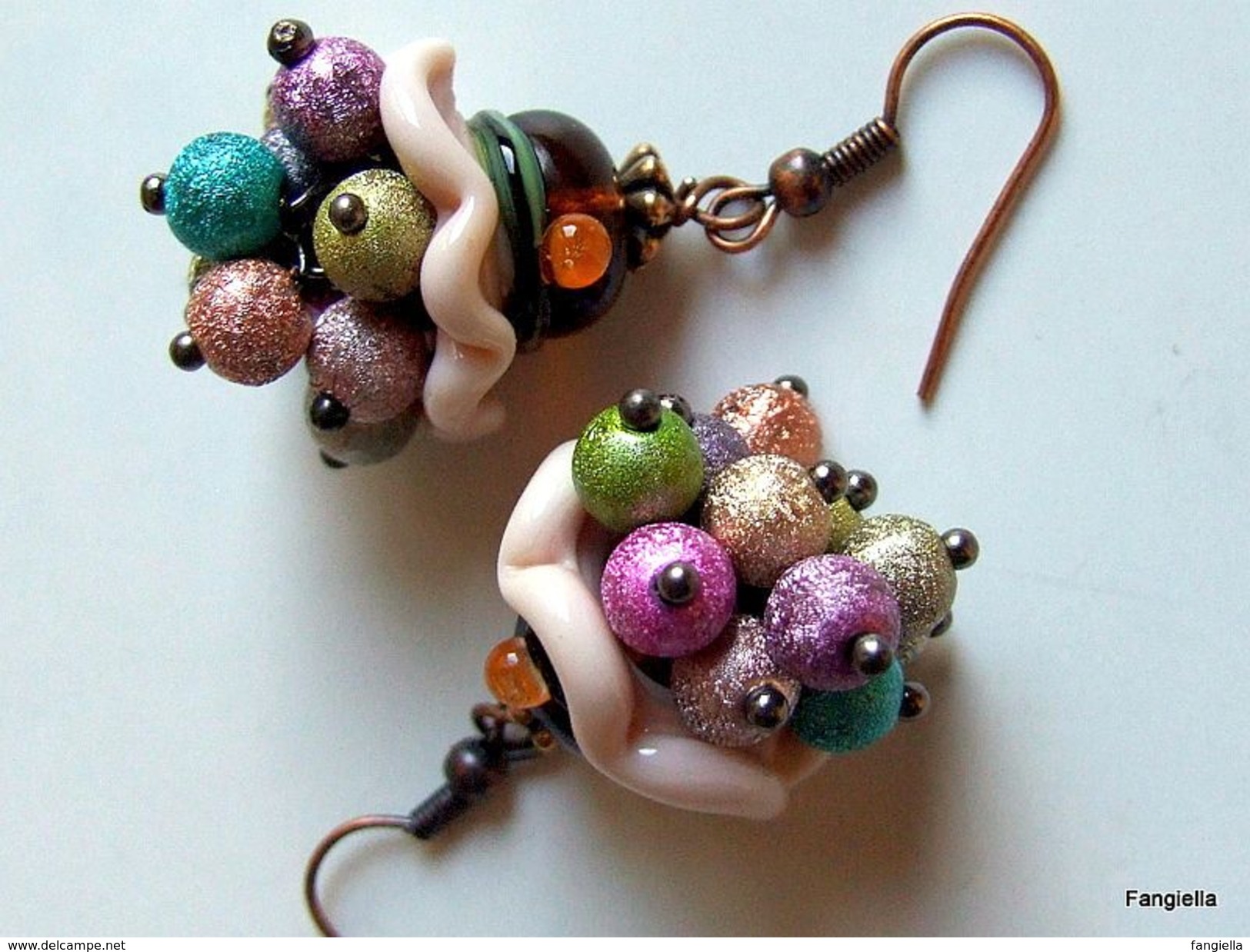 Boucles D'oreilles Petit Chapeau En Verre Filé Et Ses Perles De Verre Multicolores  Boucles D'oreilles Petit Chapeau En - Aretes