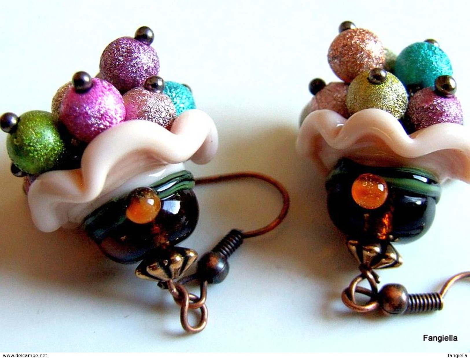 Boucles D'oreilles Petit Chapeau En Verre Filé Et Ses Perles De Verre Multicolores  Boucles D'oreilles Petit Chapeau En - Aretes