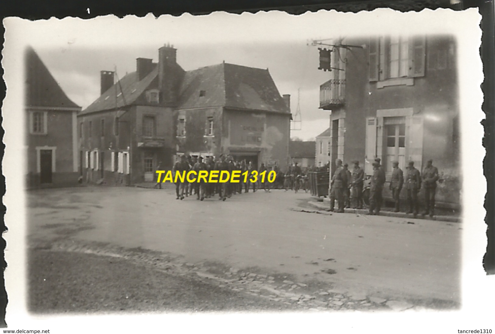 WW2 PHOTO ORIGINALE Soldats Allemands Arrivée à LA SELLE CRAONNAISE Près Craon Chateau Gontier Laval MAYENNE 53 N°2 - 1939-45