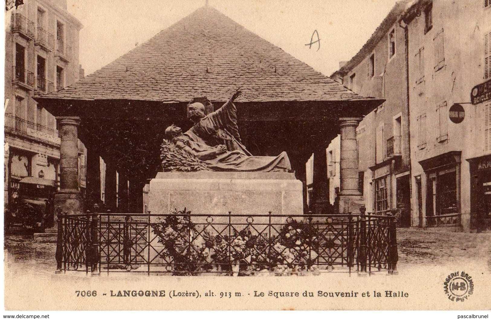 LANGOGNE - LE SQUARE DU SOUVENIR ET LA HALLE - Langogne