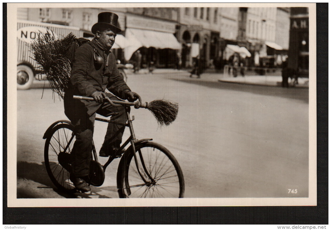 DD1772   DENMARK  KOBENHAVN CHIMNEY SWEEPER BICYCLE    RPPC - Denemarken