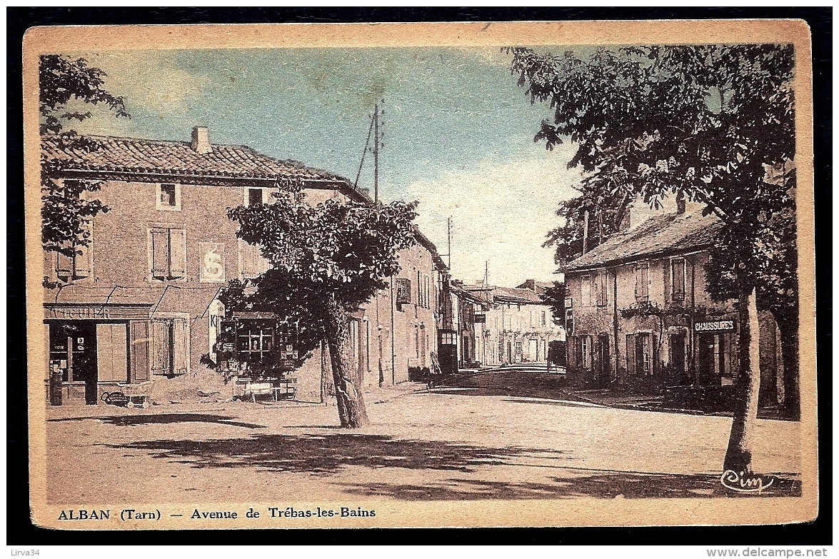 CPA ANCIENNE FRANCE- ALBAN (81)- AVENUE DE TRÉBAS-LES-BAINS EN ÉTÉ- LA PLACE- COMMERCES - Alban