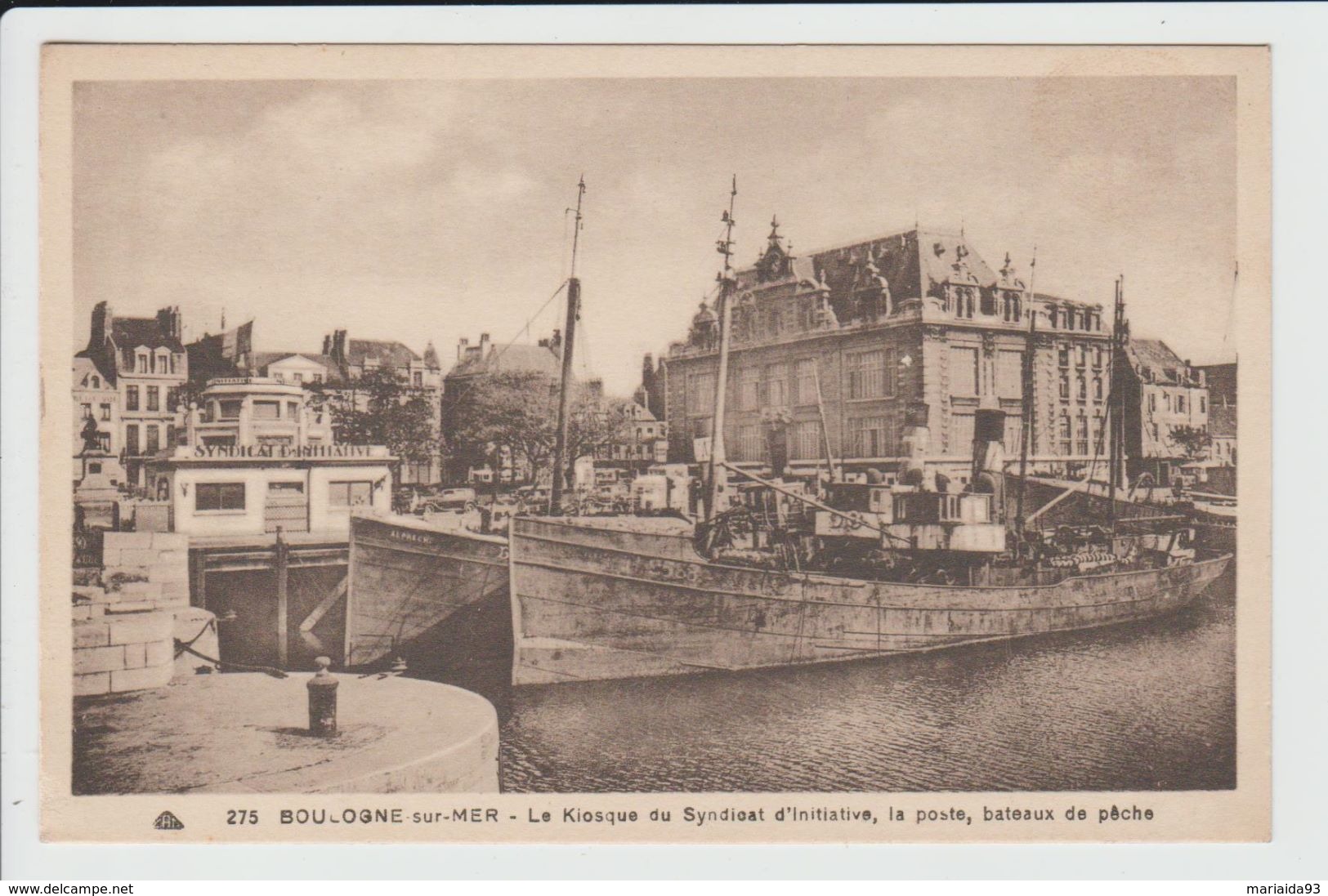 BOULOGNE SUR MER - PAS DE CALAIS - LE KIOSQUE DU SYNDICAT D'INITIATIVE, LA POSTE, BATEAUX DE PECHE - Boulogne Sur Mer