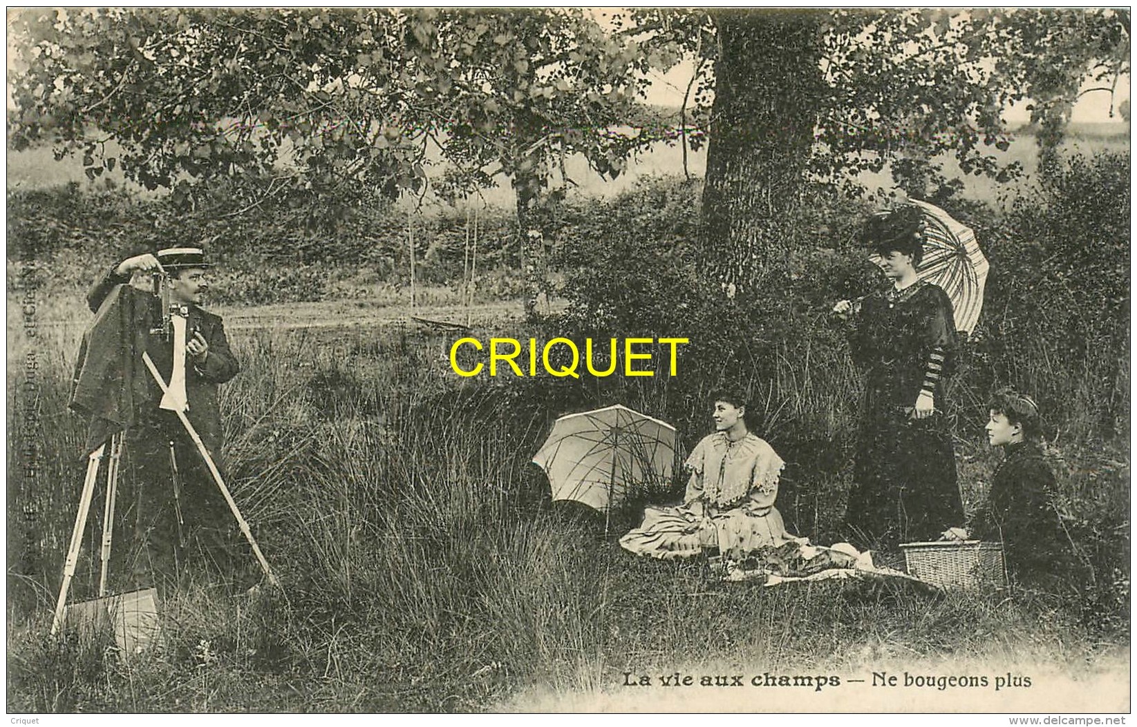 Thème Photographie, Ne Bougeons Plus, 3 Jeunes Femmes Et Photographe Avec Appareil à Pied, Affranchie 1907 - Photographs