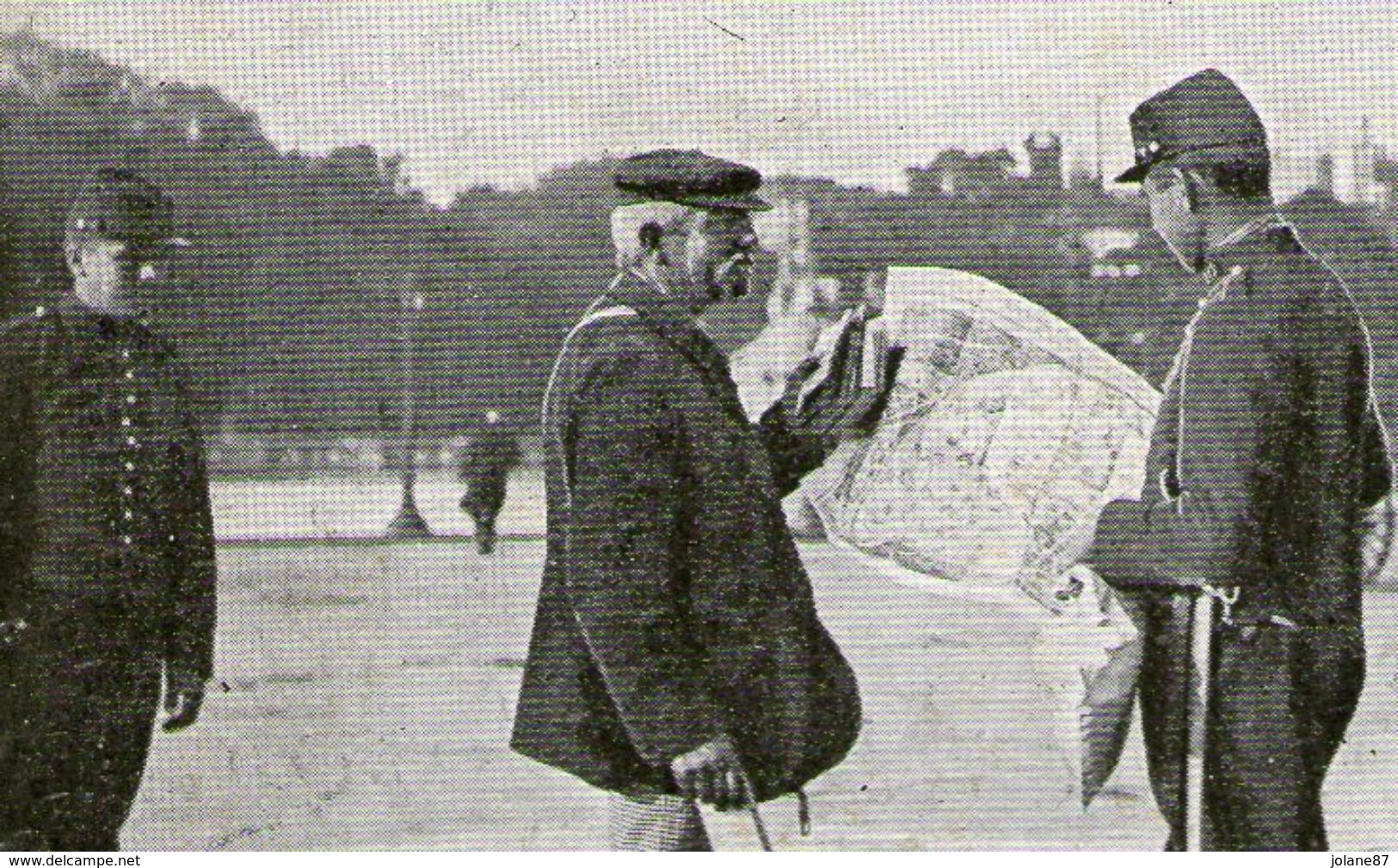 CPA  LES PETITS METIERS PARISIENS     MARCHAND DE PLANS DE PARIS    SOLDATS   CHOCOLAT LOMBART - Vendedores Ambulantes