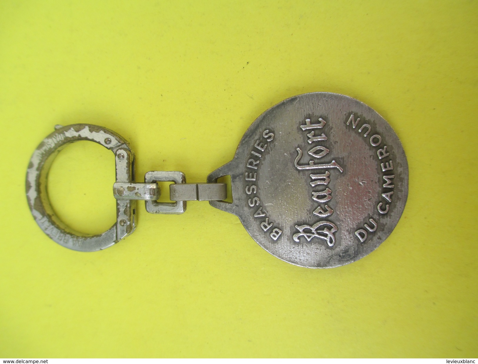 Porte-clé Métallique/Alimentaire/Brasserie BEAUFORT Du Cameroun / Lyon  AUGIS /Années 1960-1970               POC243 - Porte-clefs