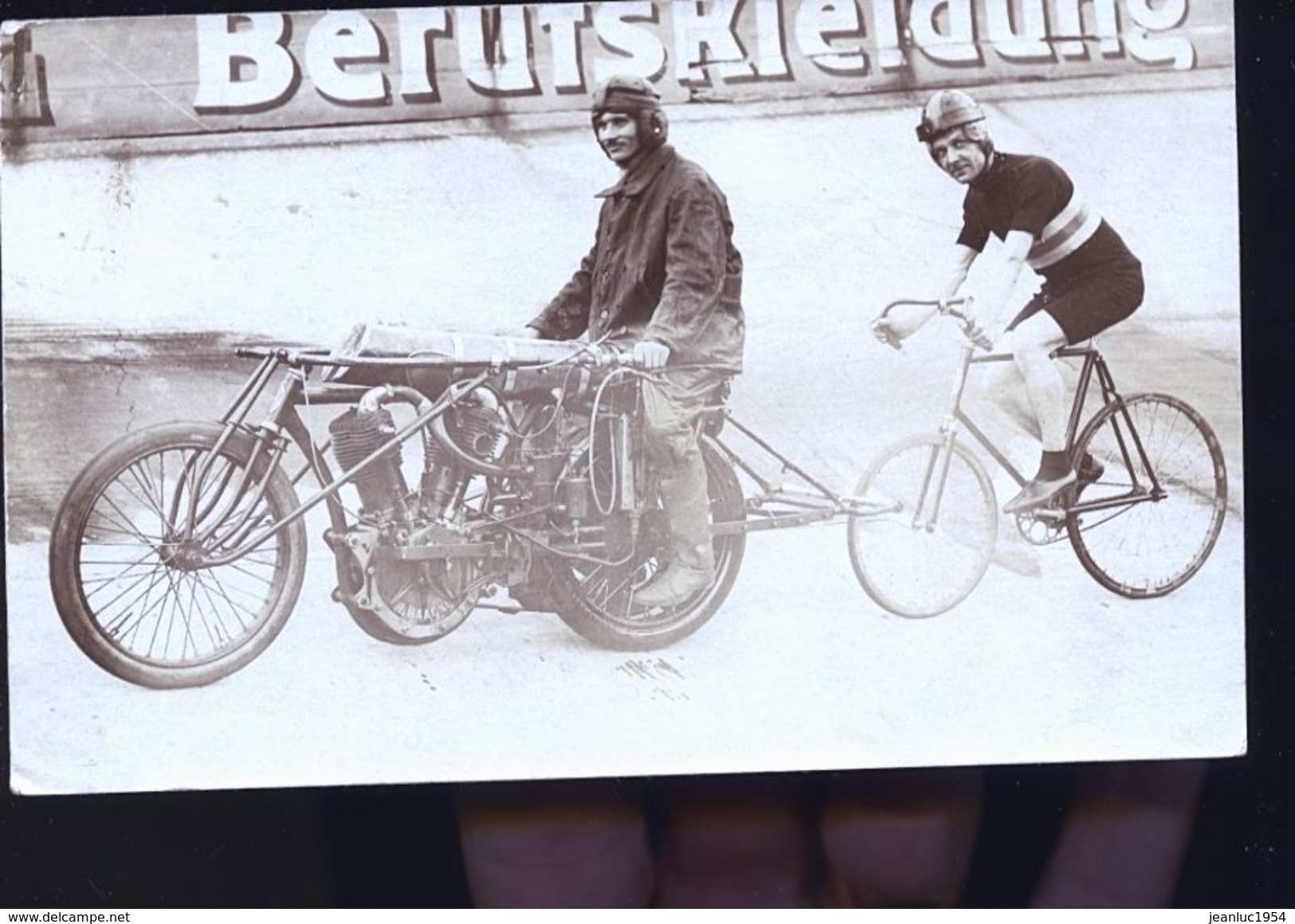 CYCLISTES SUR PISTE DERRIERE MOTO CARTE  PHOTO ALLEMANDE  1918 - Autres & Non Classés