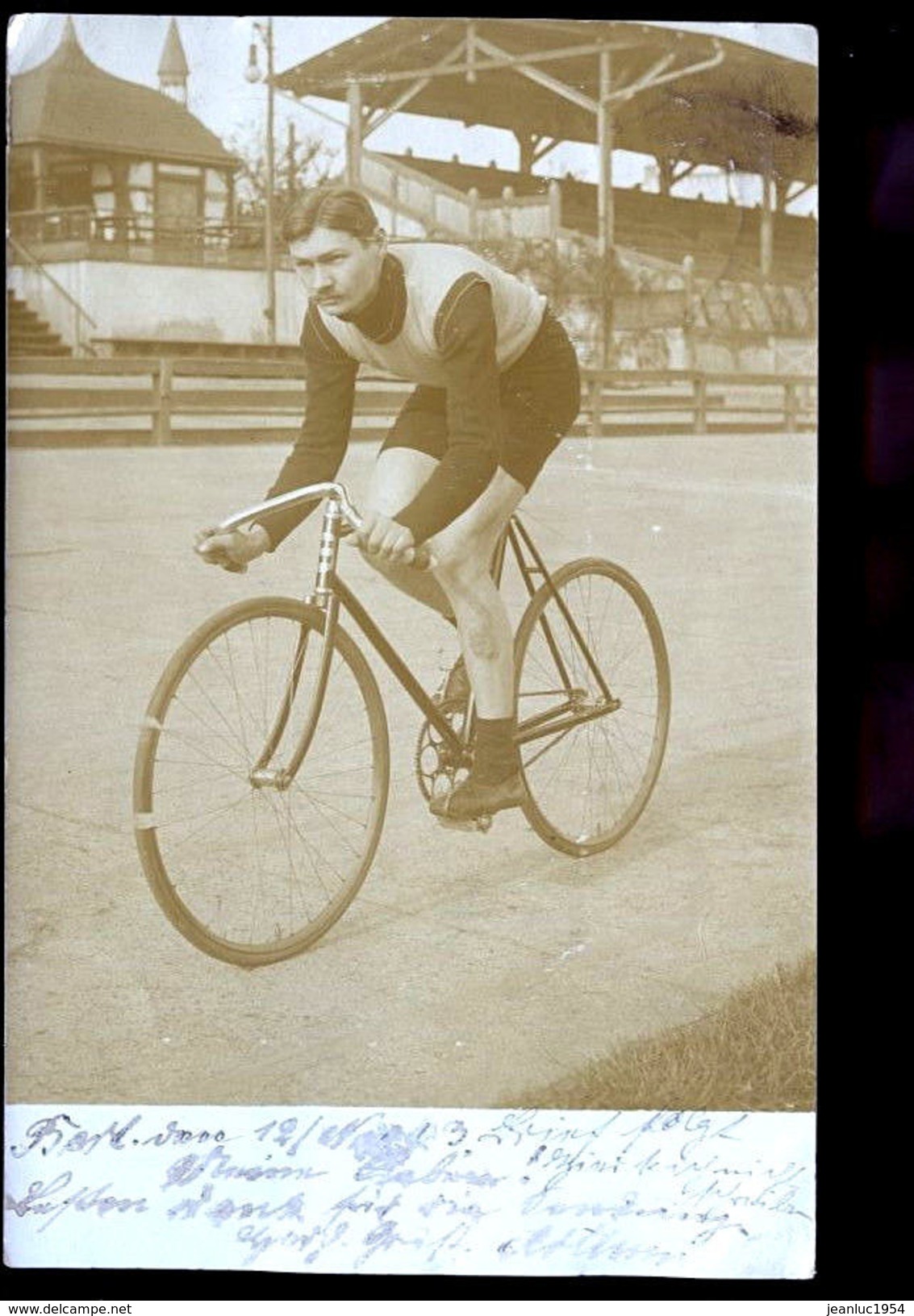 CYCLISTE  SUR PISTE  ALLEMANDS  CARTE  PHOTO  1918 - Autres & Non Classés