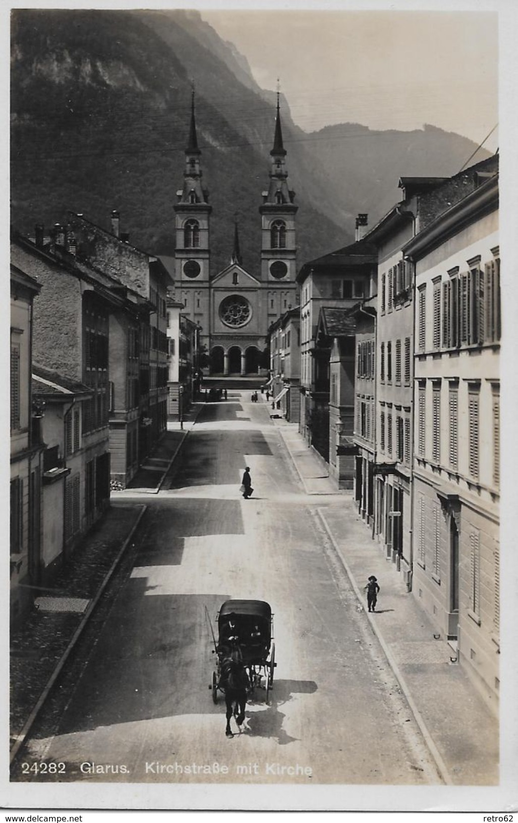 GLARUS &rarr; Kirchstrasse Mit Kutsche Und Passanten , Ca.1930 - Autres & Non Classés