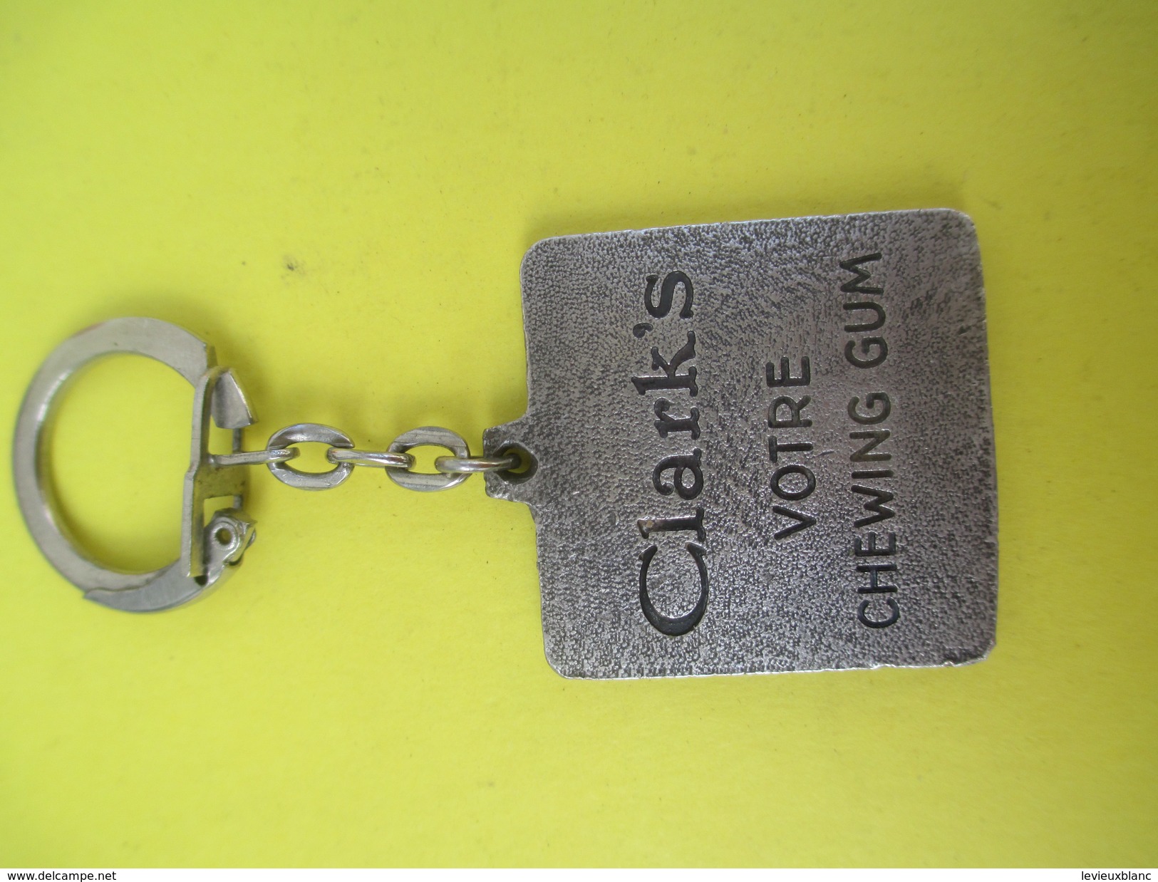 Porte-clé Métallique/Chewing Gum / Clark's/ Rugby  /Années 1960-1970            POC238 - Porte-clefs
