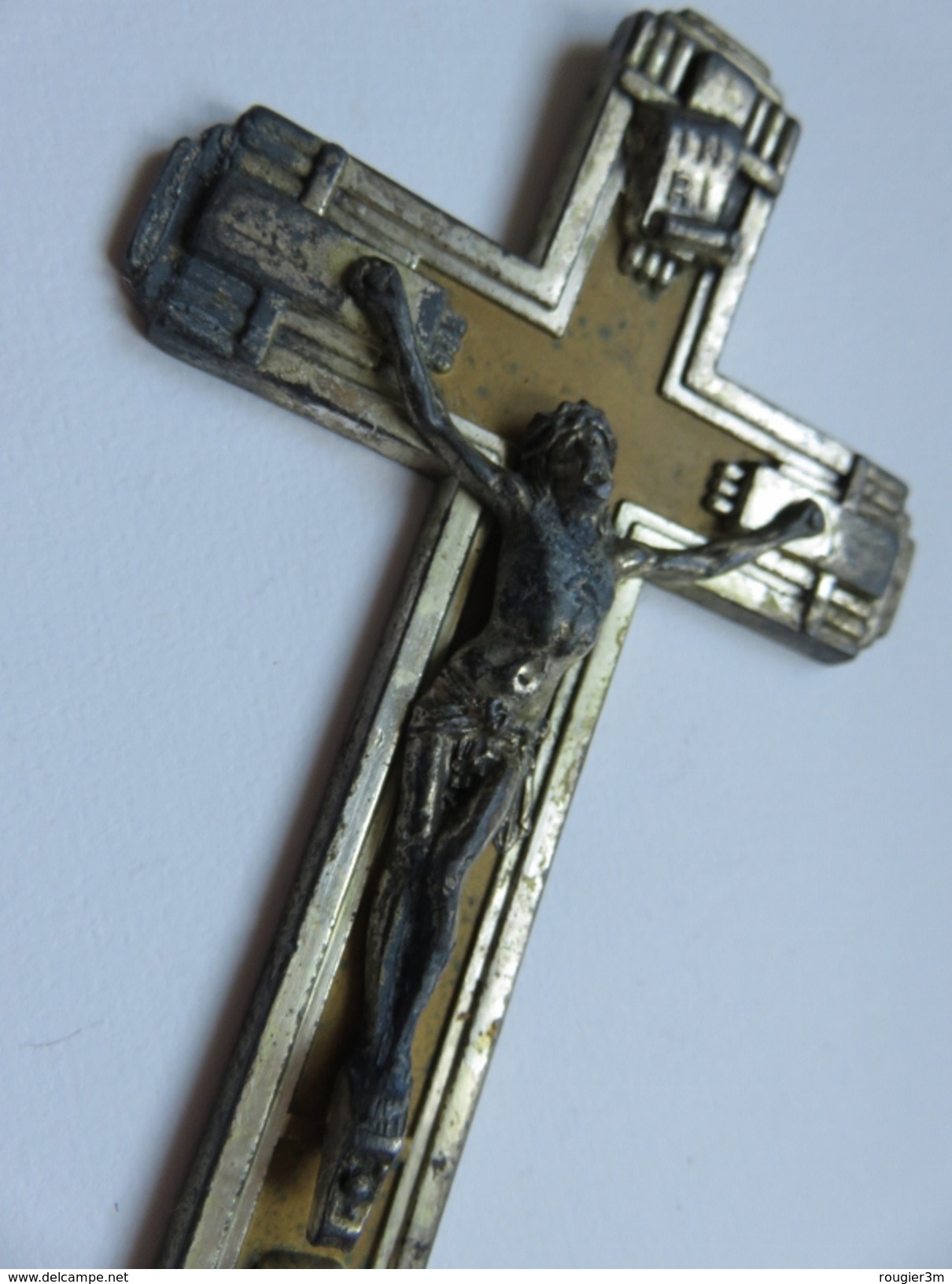105 - Crucifix Mural En Régule Blanc Et Doré - Médaillon N.D De La Drèche - Art Déco - Religion & Esotérisme