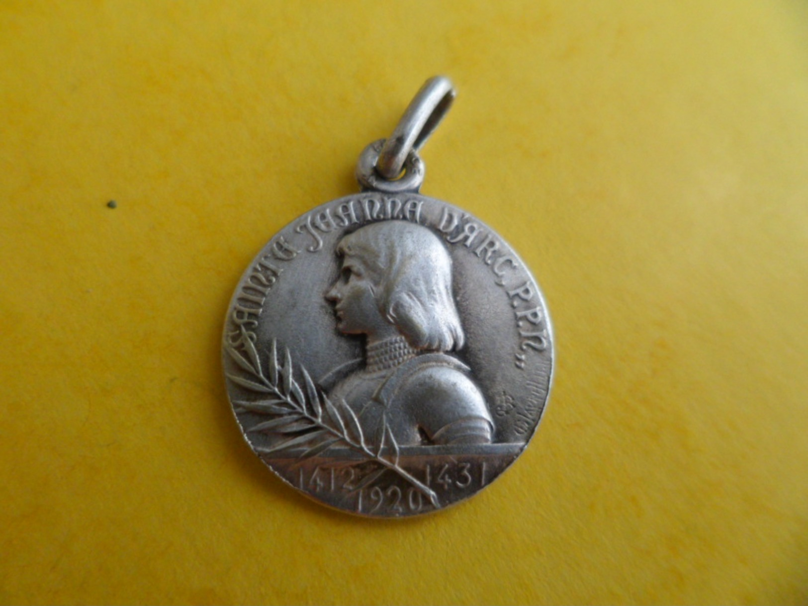 Medaille Religieuse Religion Catholique Argentée  Anneau Soudé Sainte JEANNE D'ARC 1920 ORLEANS -  Domrémy - Religion & Esotérisme