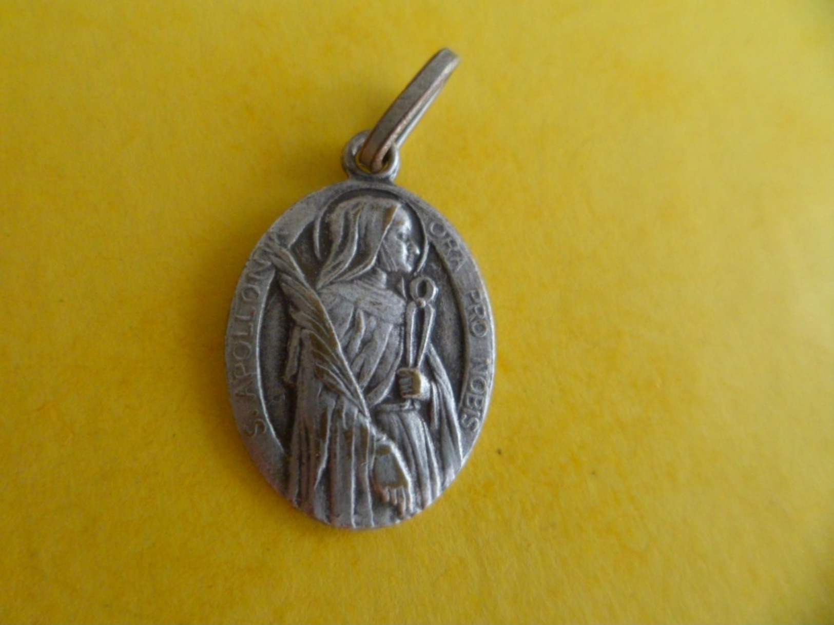 Medaille Religieuse Religion Catholique Argentée Sainte APOLONIA ORA PRO NOBIS LEZAT Ariege - Religion & Esotérisme