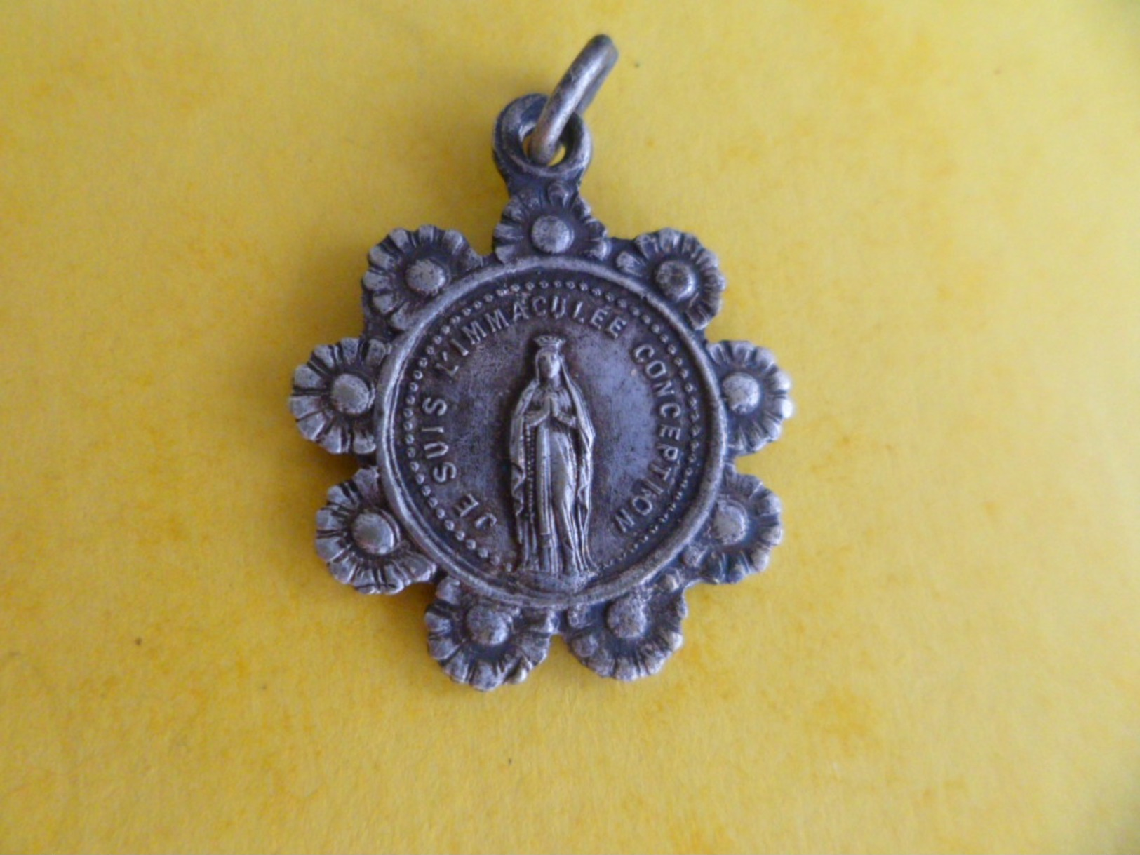 Medaille Religieuse Religion Catholique Argentée Vierge Marie  Grotte De ND Lourdes Je Suis L'Imaculée Conception - Religione & Esoterismo