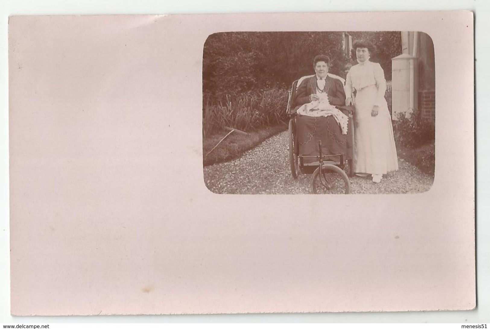 CPA Photo Femme Dans Un Fauteuil Roulant Avec Son Aide Travaux D'ouvrage Broderie Dans Le Jardin - Zu Identifizieren