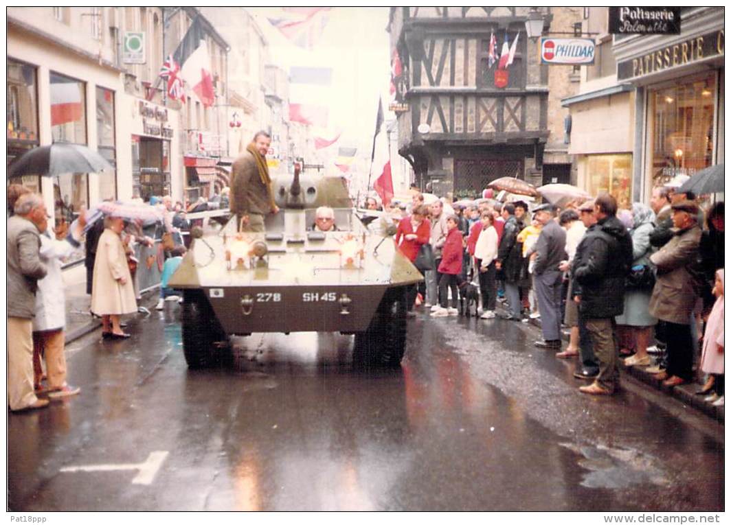 PHOTO MILITARIA (1980's) TANK USA Dans Un Défilé -  Réunion Véhicules Militaires Meeting Military Vehicule  (17.7 X 12.6 - Ausrüstung