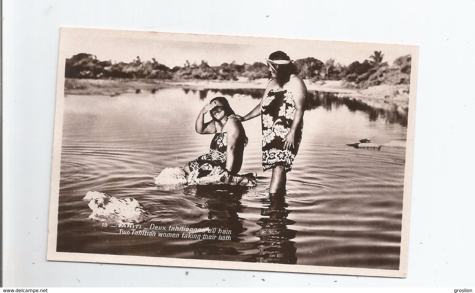 TAHITI 19 (RARE) DEUX TAHITIENNES AU BAIN . TWO TAHITIAN WOMEN TAKING THEIR BATH - Polynésie Française
