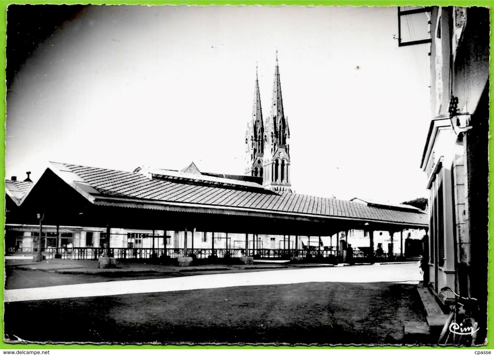 CPSM 44 MACHECOUL - Les HALLES Et L' EGLISE ° Cim Combier - Machecoul