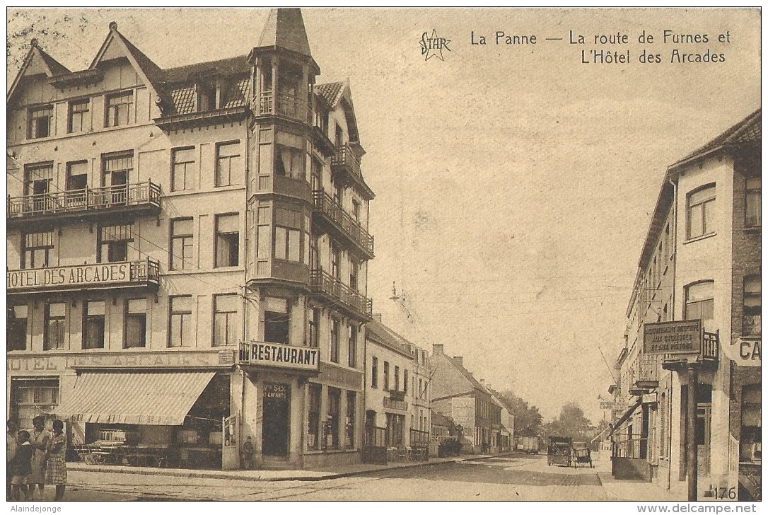 De Panne La Panne La Route De Furnes Et L'Hotel Des Arcades - De Panne