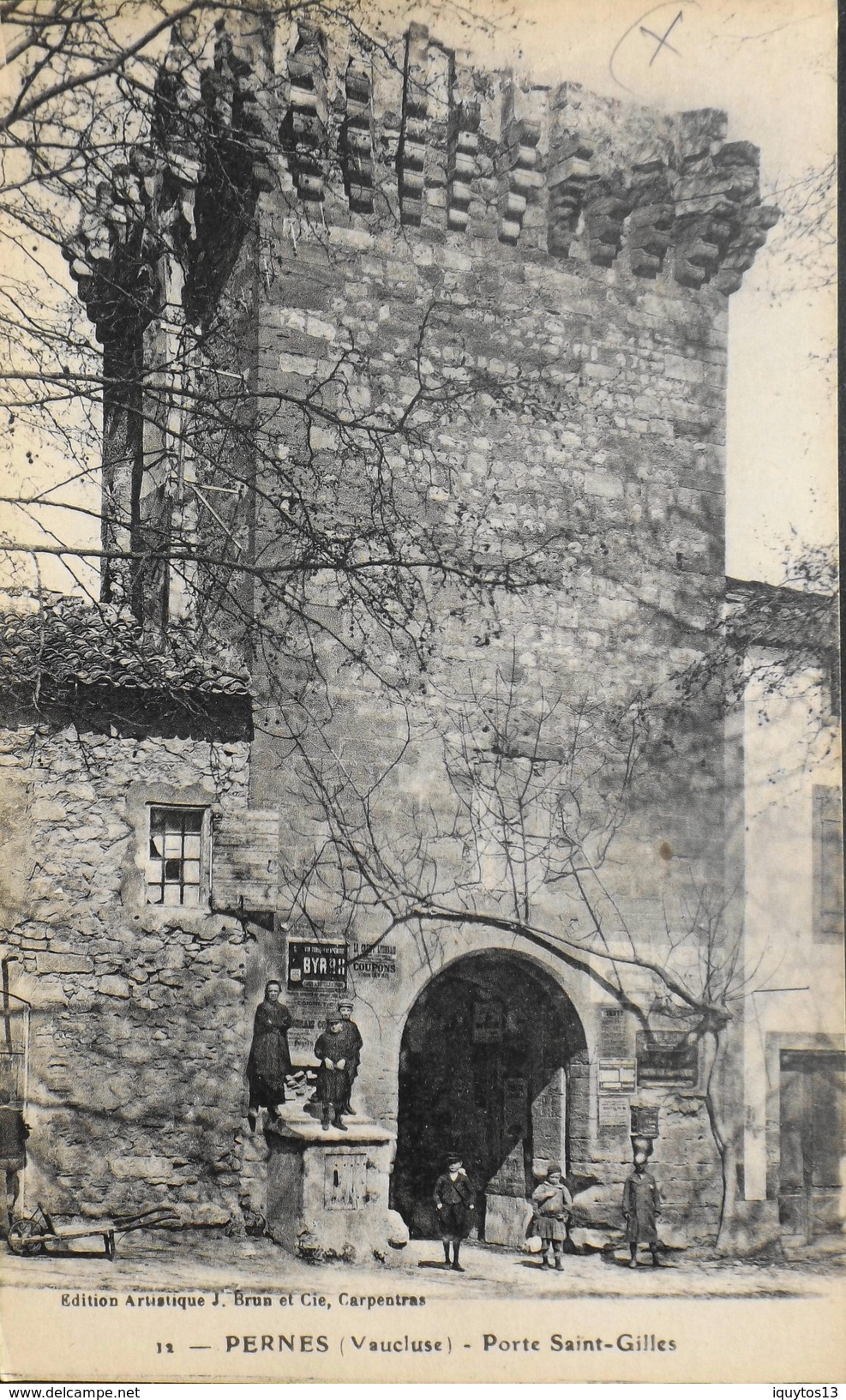 CPA.- FRANCE - Pernes-les-Fontaines Est Situé Dans Le Dép. De Vaucluse - Portes St-Gilles Animée - TBE - Pernes Les Fontaines