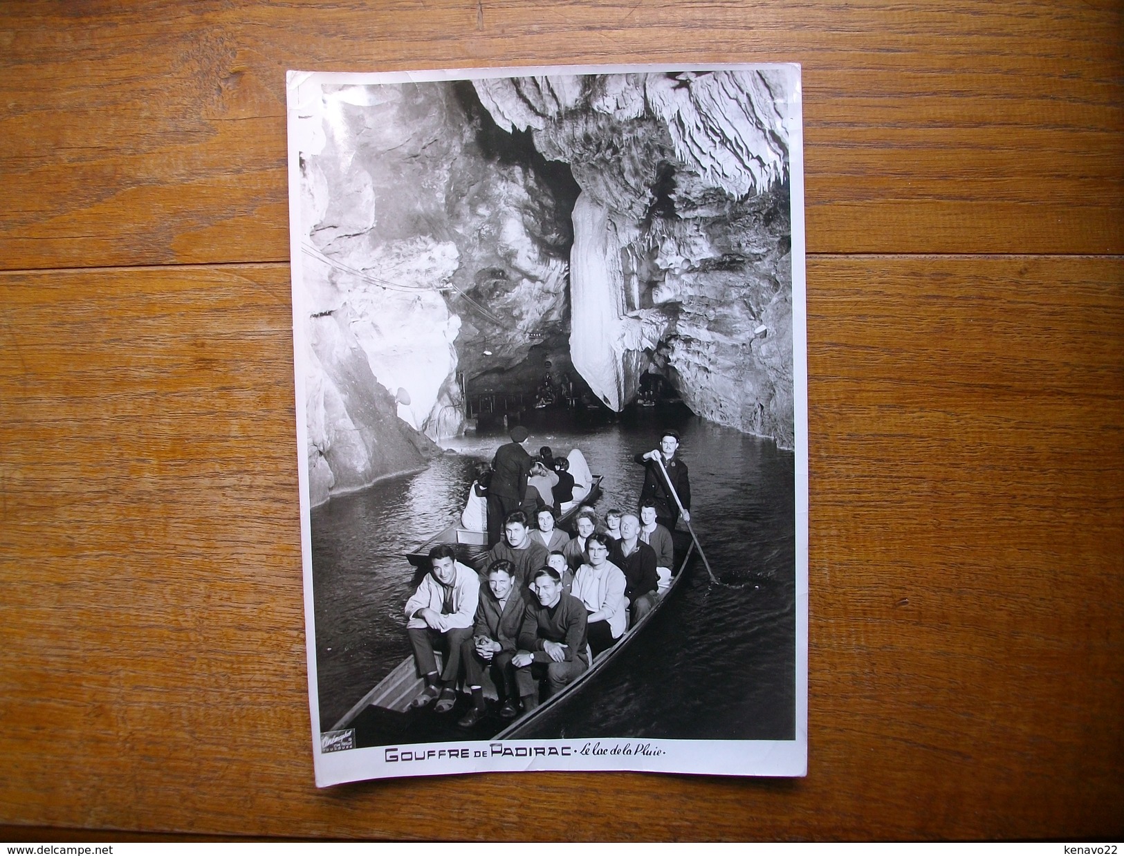 Grande Photo Du Gouffre De Padirac , Le Lac De La Pluie "" Photo 24 X 17 Cm Avec Belle Animation Barques Promenade "" - Lieux