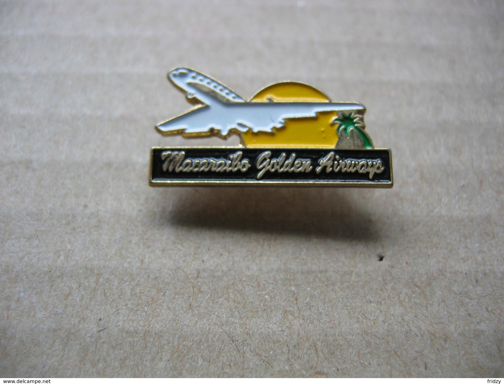 Pin's Avion De La Compagnie Aérienne Macaraibo Golden Airways. Air North - Avions