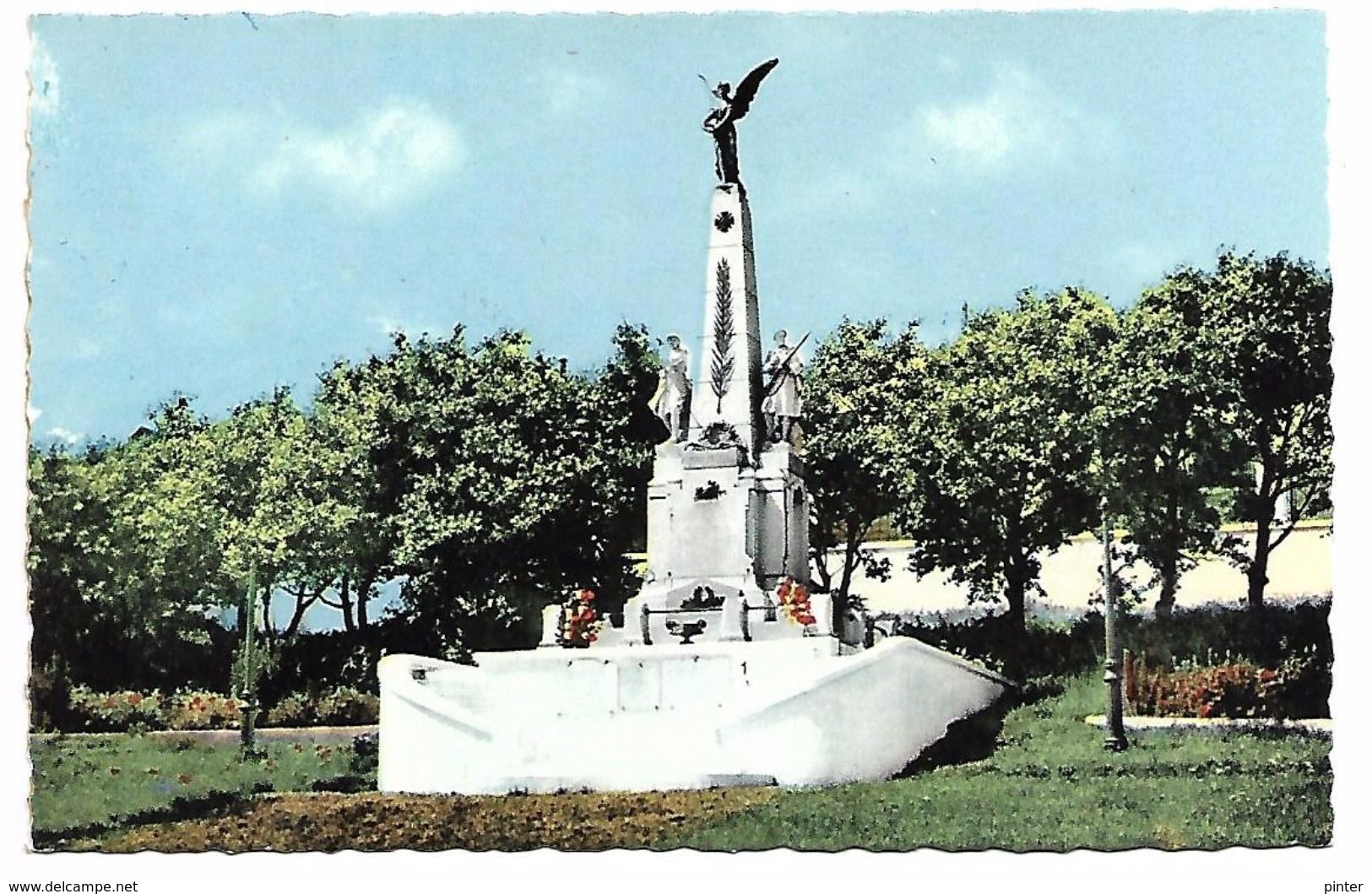 SAINT PIERRE ET MIQUELON - Le Monument Aux Morts - Saint-Pierre-et-Miquelon