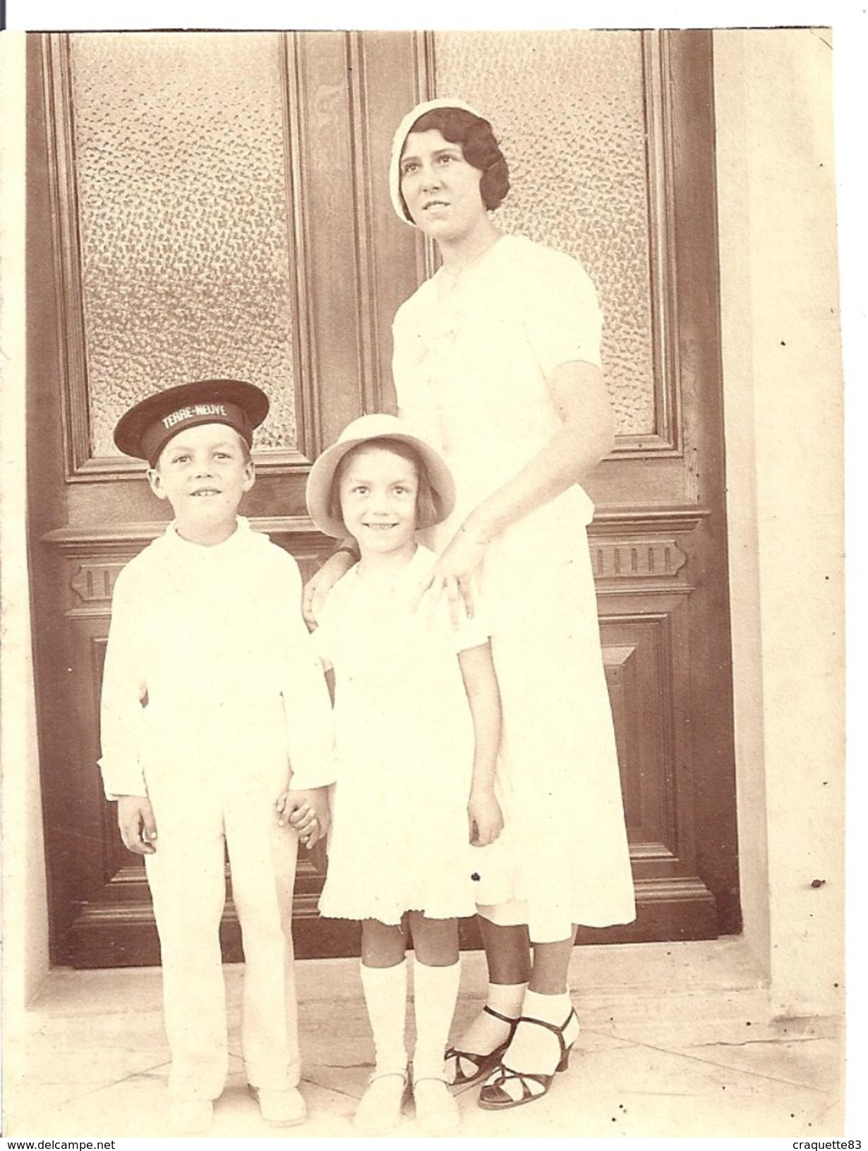 FEMME , ENFANTS  -GARCON PORTE "TERRE-NEUVE"  PHOTO SEPIA 9X11,5cm - Personnes Anonymes