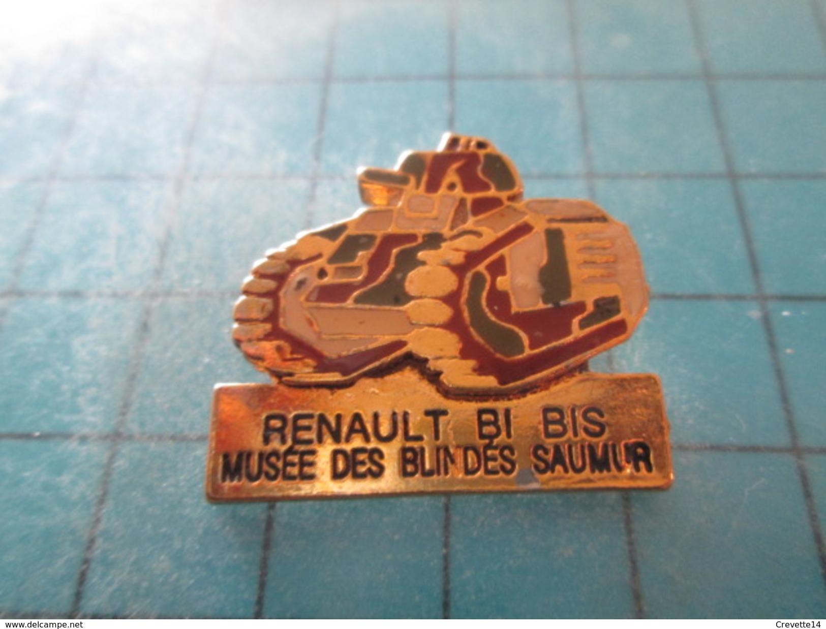 Pin311c Pin´s Pins / Beau Et Rare : MILITARIA / CHAR RENAULT B1 BIS DU MUSEE DES BLINDES DE SAUMUR - Militair & Leger