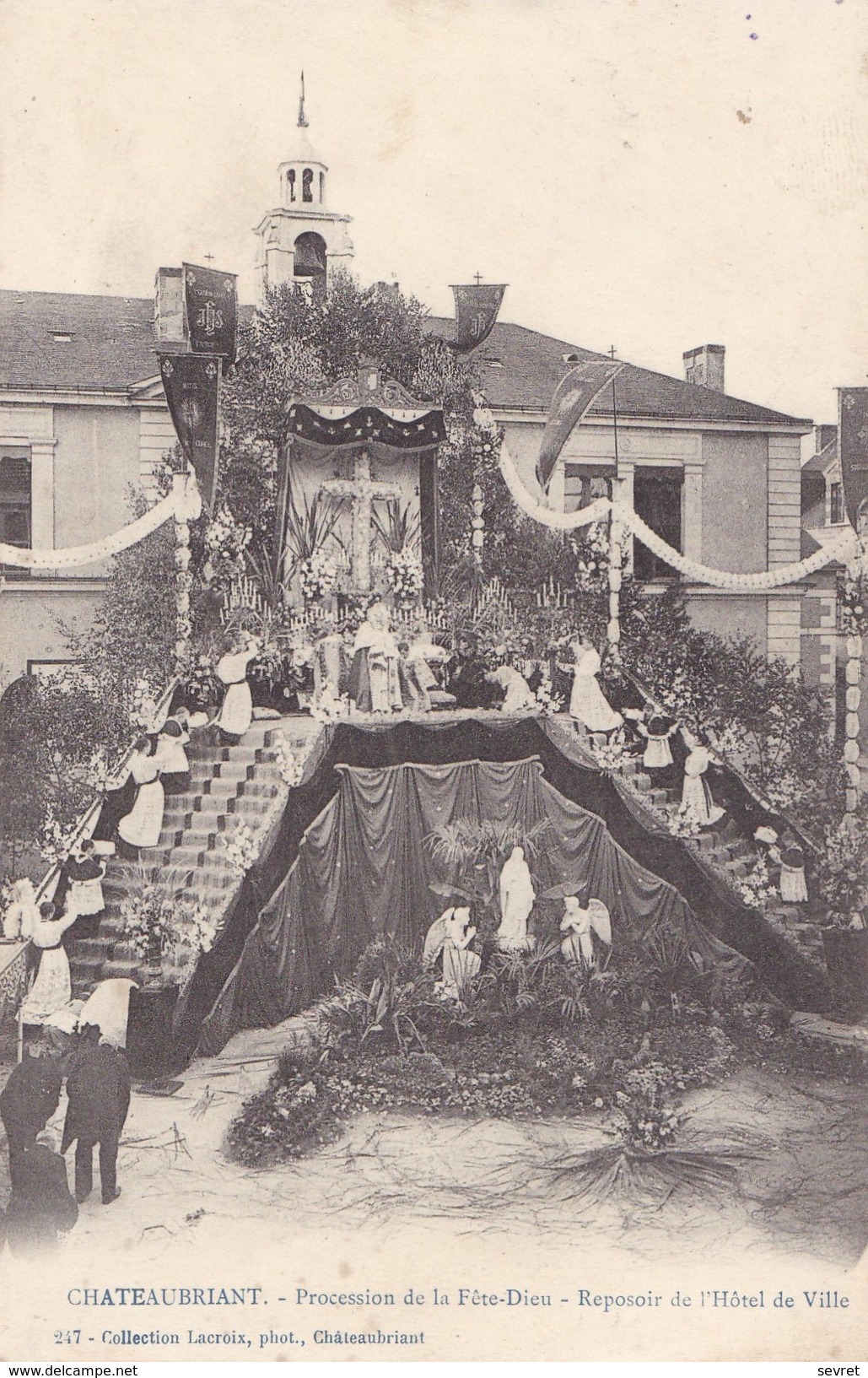 CHATEAUBRIANT. - Procession De La Fête-Dieu. Reposoir De L'Hôtel De Ville. Carte RARE - Châteaubriant