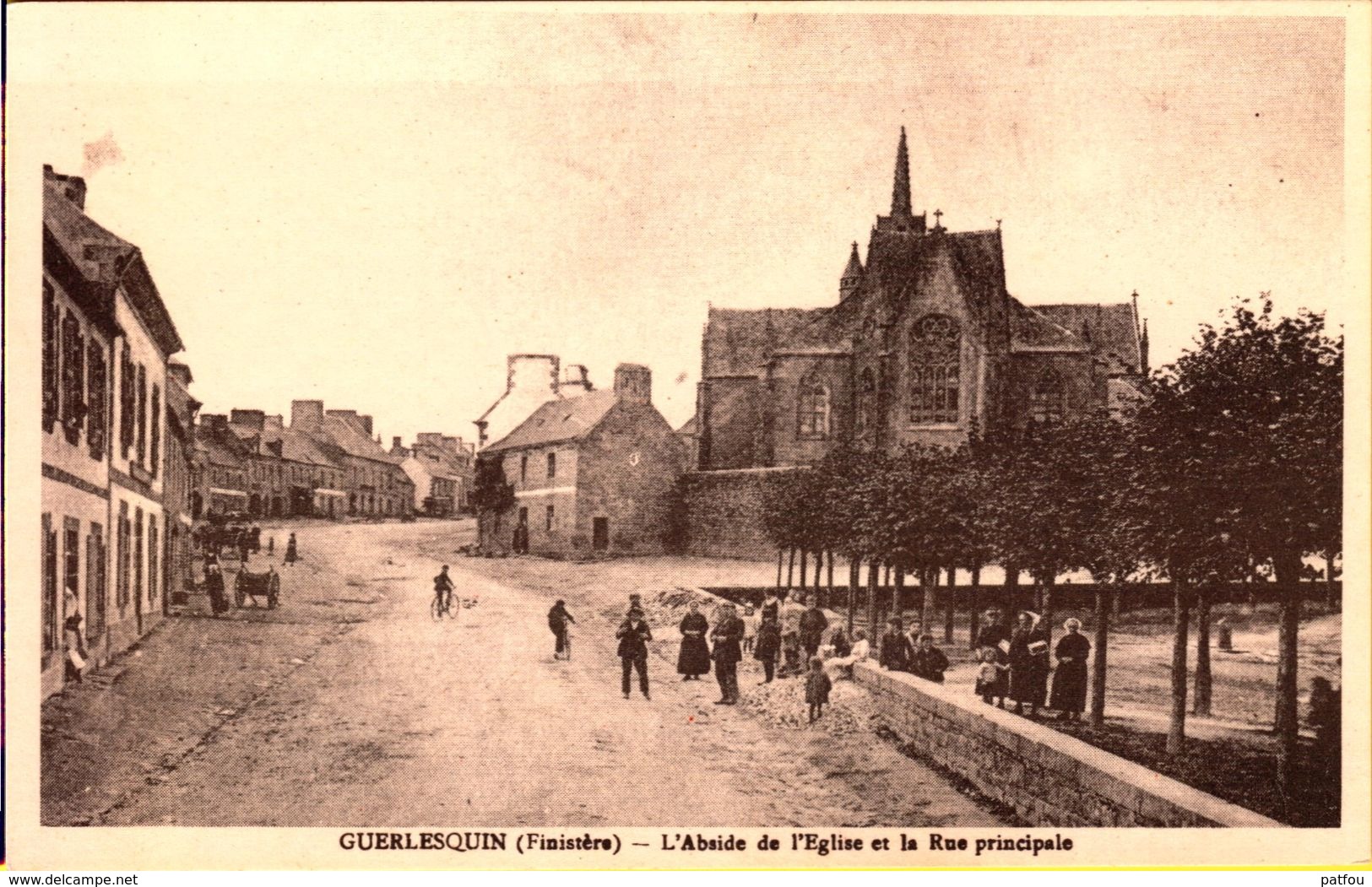 Guerlesquin L'abside De L'église Et La Rue Principale - Guerlesquin