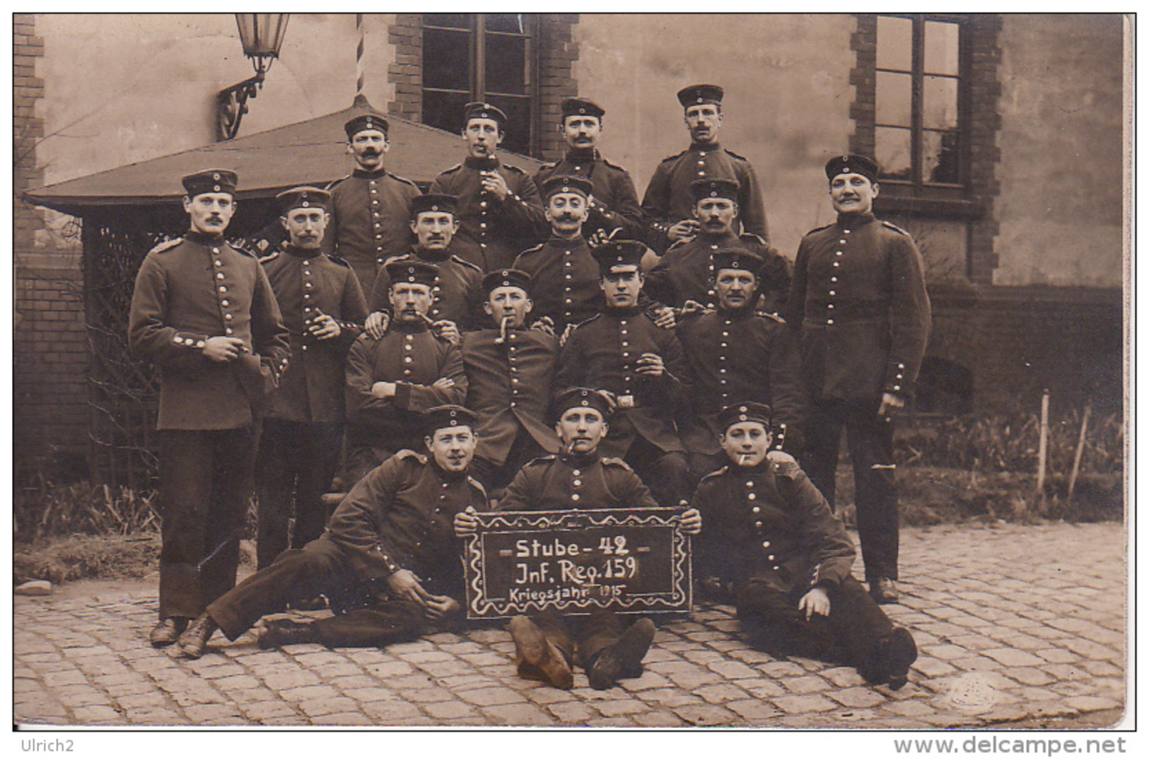 AK Foto Deutsche Soldaten - Stube 142 - Inf. Reg. 159 - Feldpost Ers. Batl. I.R. 159, II. Rekr. Dep. - 1915  (24699) - Guerra 1914-18