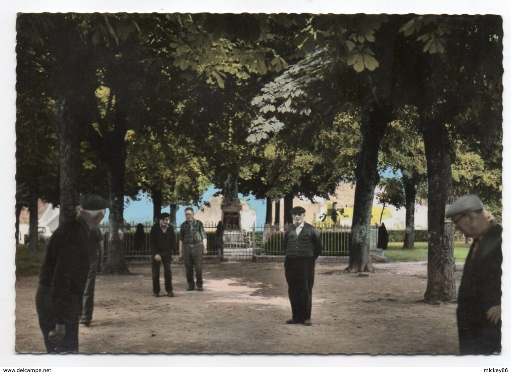 LIGLET -- Partie De Boules (pétanque) Sur La Place Ombragée Devant Le Monument Aux Morts (très Animée) - Petanca