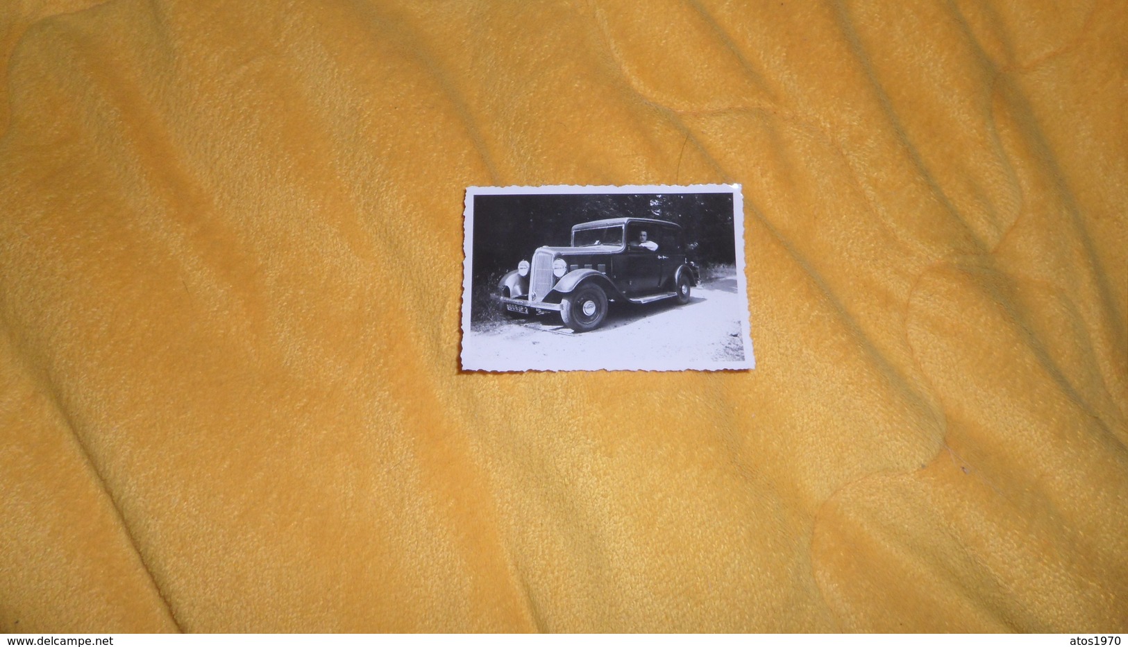 PETITE PHOTO ANCIENNE DE 1937. / PERSONNE ANONYME ET AUTOMOBILE, VOITURE A IDENTIFIER. ANOTATION AU DOS JUIN 1937. - Automobiles